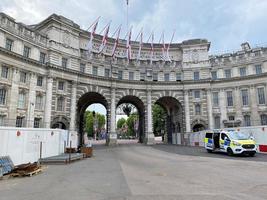 Londen in de uk in juni 2022. mensen vieren de koninginnen platina jubileum foto