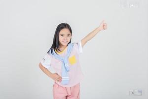 beeld van Aziatisch kind poseren Aan wit achtergrond foto