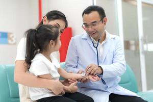 de kinderarts onderzocht de Gezondheid van de meisje foto