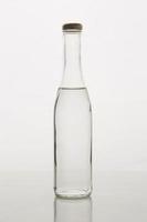 elegante minimalistische fles met water