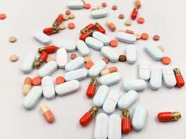 diverse farmaceutische medicijnen pillen, tabletten en capsules foto