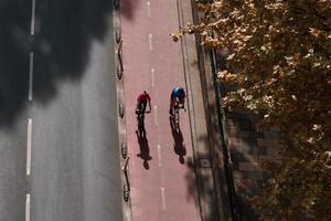 Bilbao, vizcaya, Spanje, 2023 - fietser Aan de straat, fiets mode van vervoer in Bilbao stad, Spanje foto