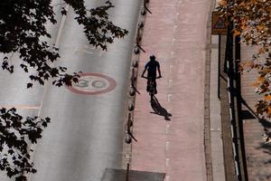 Bilbao, vizcaya, Spanje, 2023 - fietser Aan de straat, fiets mode van vervoer in Bilbao stad, Spanje foto