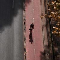 Bilbao, vizcaya, Spanje, 2023 - fietser Aan de straat, fiets mode van vervoer in Bilbao stad, Spanje foto
