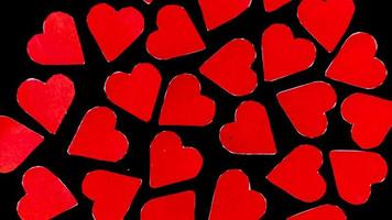 rood hart Aan zwart achtergrond voor Valentijn dag foto