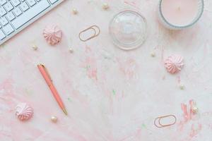 toetsenbord en pen Aan roze bureau werkruimte foto