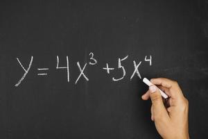 hand schrijven wiskundige vergelijking op schoolbord