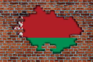 3d vlag van Wit-Rusland achter de gebroken oud steen muur achtergrond. foto