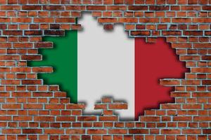 3d vlag van Italië achter de gebroken oud steen muur achtergrond. foto