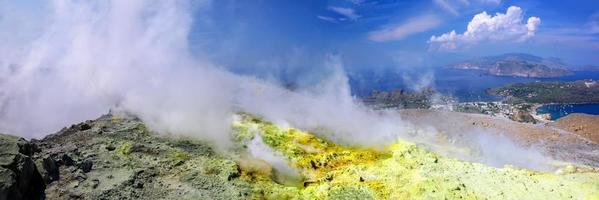 de fumarolen in de krater van de vulkaan op de Eolische eilanden