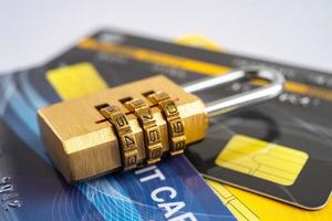 credit kaart met wachtwoord sleutel op slot doen, financiën veiligheid concept. foto