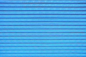 oud blauw schilderij Aan opvouwbaar metaal deur achtergrond. foto