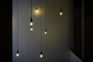 licht bollen hangende van plafond. foto