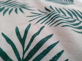 portret van een kleding met een palm blad patroon, tropisch bladeren patroon palm planten. groen blad monstera naadloos foto