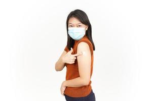 vervelend masker en krijgen een corona virus vaccin van mooi Aziatisch vrouw geïsoleerd Aan wit achtergrond foto