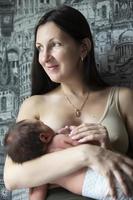 portret van een borstvoeding geeft vrouw met een baby. foto