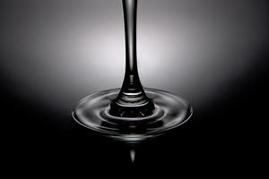 basis en steel van een wijnglas, abstracte kunst, zwart-wit concept
