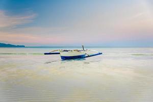 kleine boot aan de kust van Boracay, Filippijnen foto