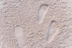 voetafdrukken op het poederachtige witte zand van Boracay, Filippijnen