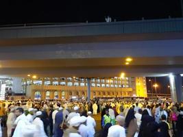 mekka, saudi Arabië, april 2023 - pelgrims van verschillend landen van de wereld zijn buiten masjid al haram, makkah Aan de zevenentwintigste nacht van Ramadan. foto