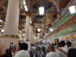 medina, saudi Arabië, april 2023 - moslim pelgrims zijn gaan naar bezoek roza rasool Bij masjid al nabawi Medina. foto