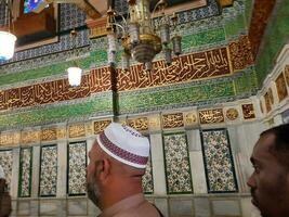 medina, saudi Arabië, april 2023 - moslim pelgrims zijn gaan naar bezoek roza rasool Bij masjid al nabawi Medina. foto