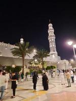 medina, saudi Arabië, april 2023 - een mooi visie van de gebouw en minaretten van de quba moskee in medina, saudi Arabië Bij nacht. foto