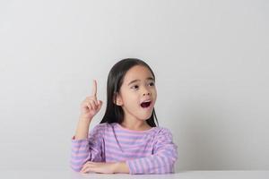 beeld van Aziatisch kind poseren Aan wit achtergrond foto