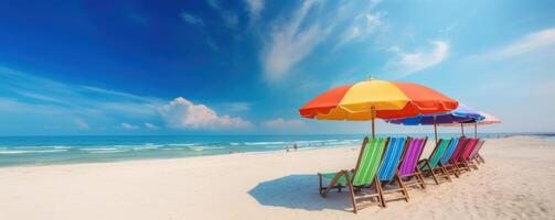 zomer stoelen en paraplu's Aan tropisch zee en strand met blauw lucht achtergrond. generatief ai foto