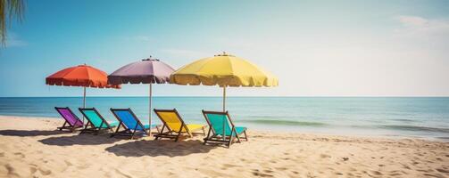 zomer stoelen en paraplu's Aan tropisch zee en strand met blauw lucht achtergrond. generatief ai foto