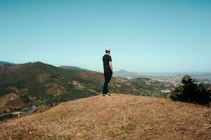 Mens trekking in de berg, opmerkzaamheid en meditatie, Bilbao, Spanje foto