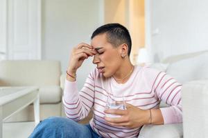 sinus pijn veroorzaken heel schilderachtig hoofdpijn. ongezond vrouw in pijn. scherp sterk ontstoken. sinus pijn, sinus druk, sinusitis. verdrietig vrouw Holding haar hoofd omdat sinus pijn foto