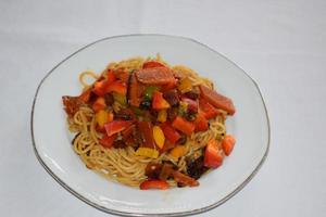 spaghetti met gebakken paprika foto