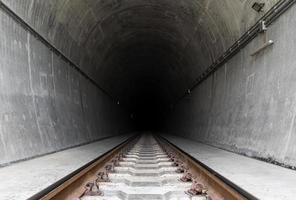 trein tunnel rennen door berg foto