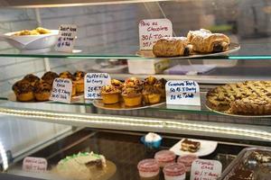 mahe Seychellen 4.04.2023 zoet bakken items in gebakje winkel in stad- van Victoria, mahe Seychellen foto