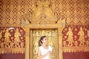 jong Aziatisch vrouw Bij wat zien souk haram , luang prabang, Laos foto