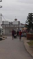 gorontalo, maart 2023 - marathon rennen ras, mensen voeten Aan stad weg. rennen mensen Bij een marathon wedstrijd foto