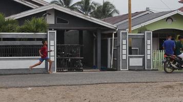 gorontalo, maart 2023 - marathon rennen ras, mensen voeten Aan stad weg. rennen mensen Bij een marathon wedstrijd foto