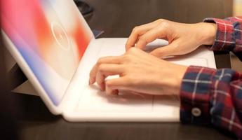 vrouw gebruik makend van de laptop en voorbereidingen treffen naar werk Bij hun huis. foto