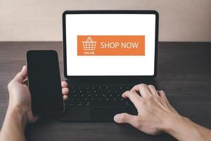 online boodschappen doen met laptop computer concept, hand- houden smartphone en laptop voor online boodschappen doen tonen betaling details, e-commerce winkel ecommerce website met smartphone boodschappen doen kar online foto