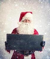 de kerstman claus met schoolbord foto