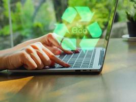 milieu technologie concept recycling sdgs jong vrouw werken Aan laptop natuur achtergrond duurzame ontwikkeling foto