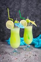 glas van vers komkommer sap. cocktail met komkommer, ijs en citroen. zomer alcohol drinken foto
