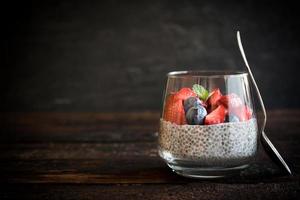 chia pudding met BES fruit foto