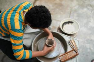 klein bedrijf eigenaar van jong mensen creëren pottenbakkerij foto