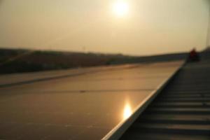 zonne- cel panelen Bij zonne- boerderij, alternatief energie, zonne- panelen Aan een huis dak foto