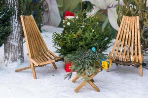 Kerstmis bomen en net Kerstmis takken voor decoratie in boerderij markt voor uitverkoop in winter vakantie seizoen foto