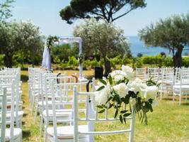 stoelen voor bruiloft ceremonie buitenshuis - bruiloft decoraties foto