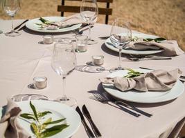 luxe elegant bruiloft ontvangst tafel arrangement en bloemen middelpunt - bruiloft banket en evenement buitenshuis foto