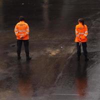 spanje, april 2019 - twee agenten voor civiele bescherming in oranje hesjes foto